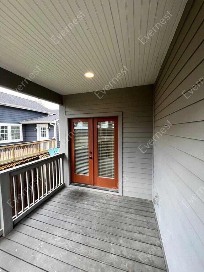 Building Photo - 4-Bedroom Home with Modern Comforts in a P...