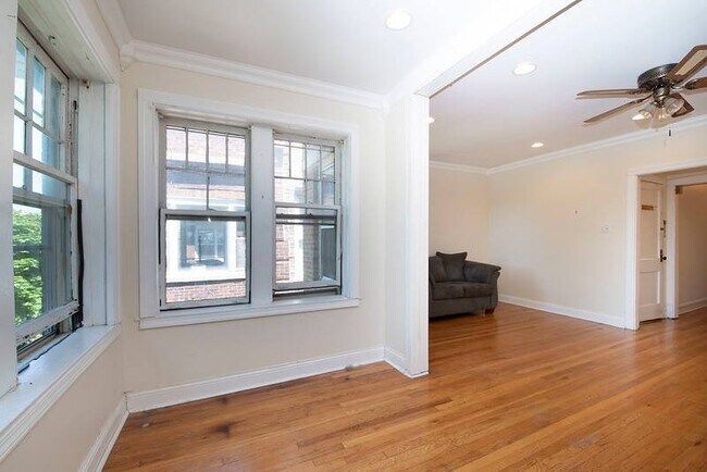Building Photo - 4825 N Sawyer Ave