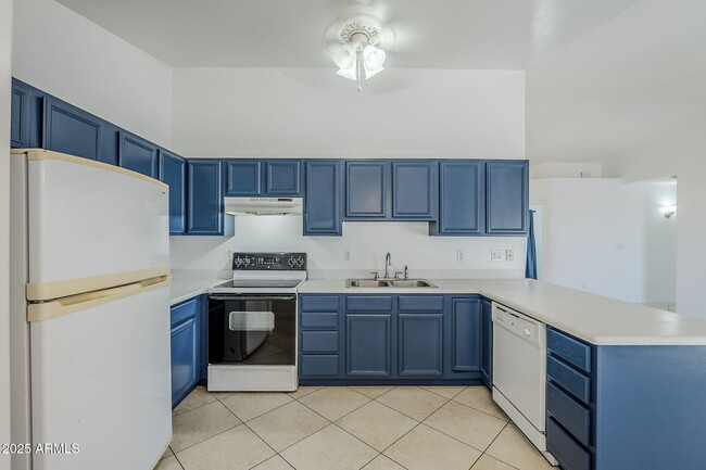 Building Photo - 678 S Silver Dr