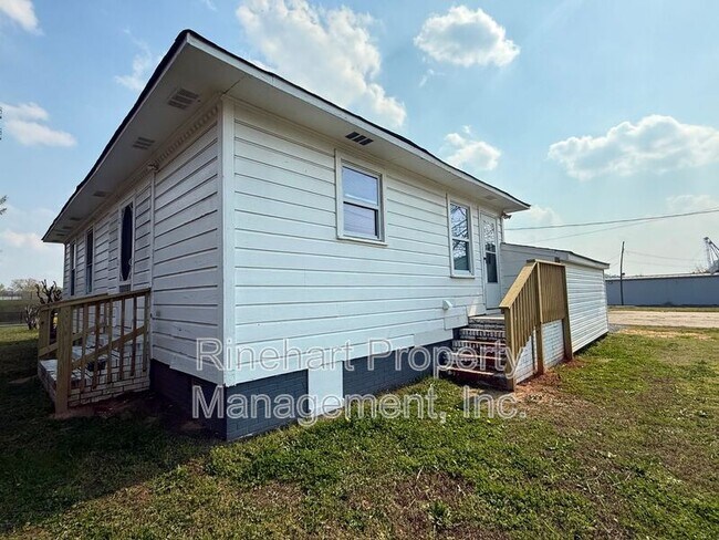 Building Photo - 242 S Cherry Rd