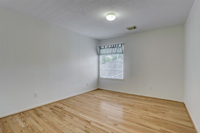 Building Photo - 14019 Lake Trail Dr