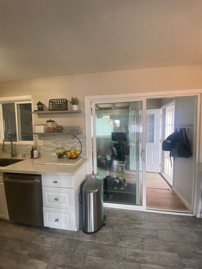 Building Photo - Gorgeous, Spacious 3 bed / 1 bath located near Encanto, San Diego!