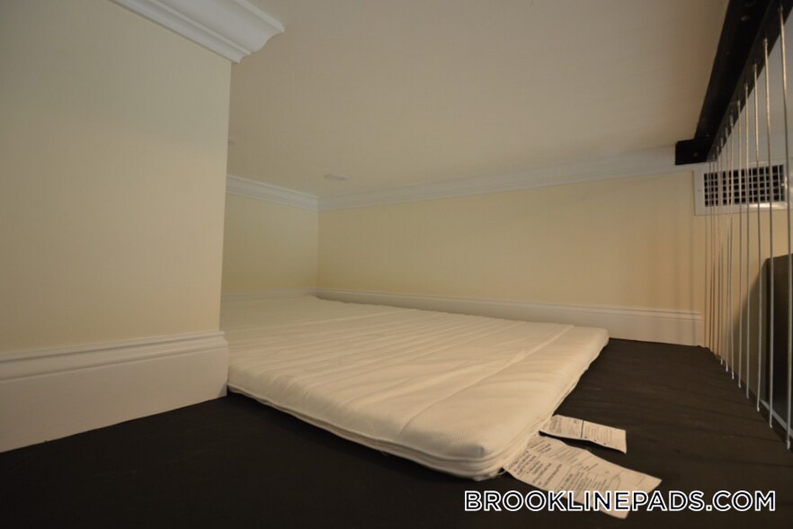 Building Photo - 1689 Beacon St