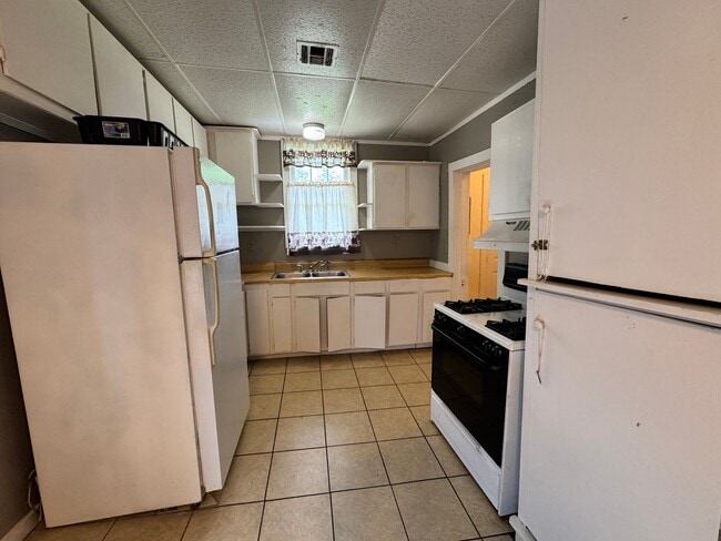 Building Photo - Two Bedroom Centrally Located in Ardmore