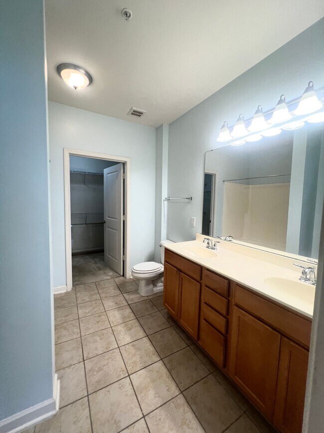Building Photo - RENT SPECIAL! Beautiful 2 Bedroom 2 Bathro...