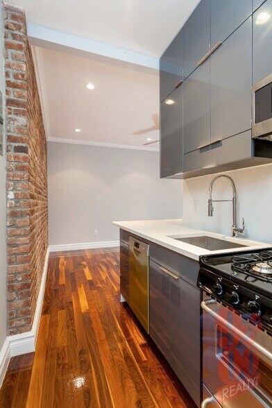 Building Photo - 1590 Lexington Ave