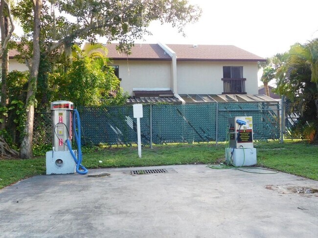 Building Photo - 611 Cypress Lake Blvd