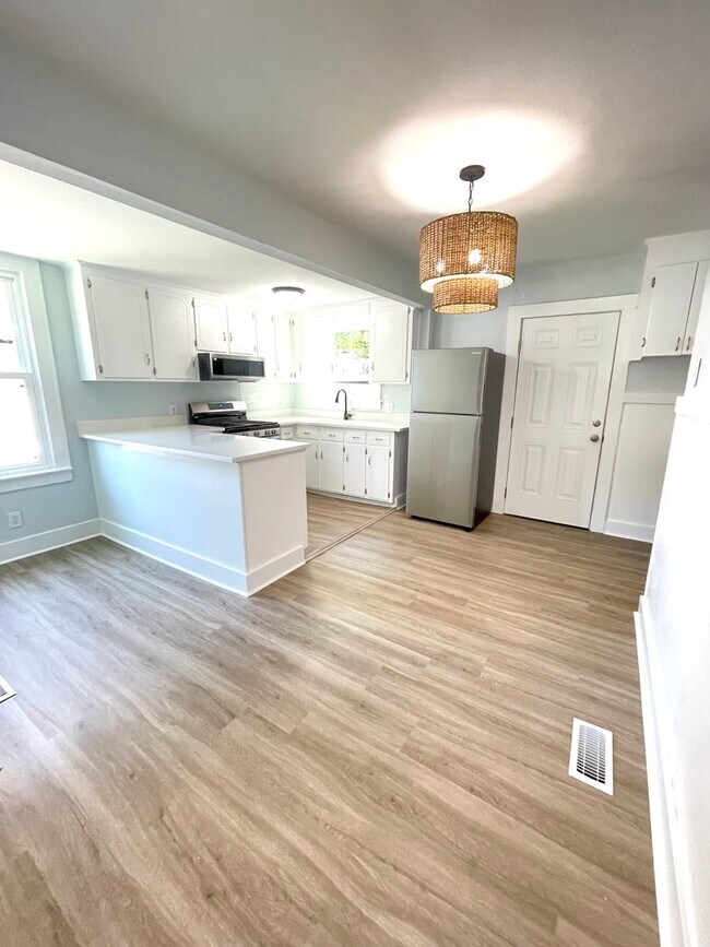 Building Photo - 2755 E Surrey Dr