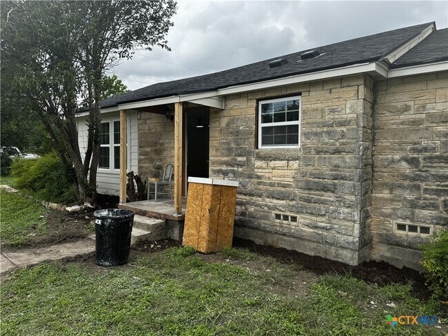 Building Photo - 1702 E Heritage Ave