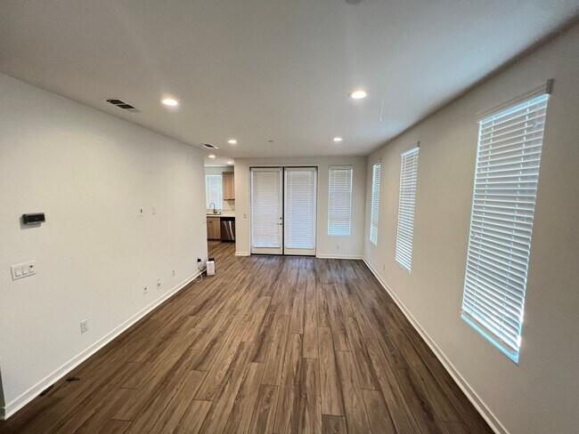 Building Photo - Perfect 2 Bed 2.5 Bath Orange Condo!