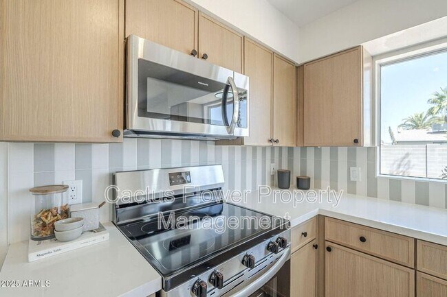 Building Photo - 1708 W Estrella Dr