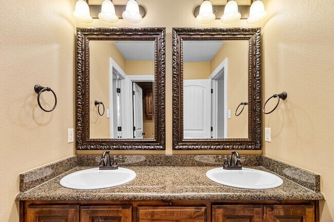 Building Photo - 5811 Oak Creek Drive