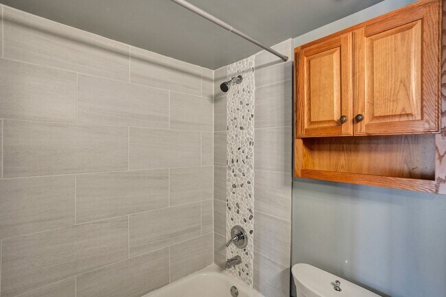 Building Photo - Townhouse with 2 Beds, 2.5 Baths, In-Unit Washer/Dryer, and Private Backyard