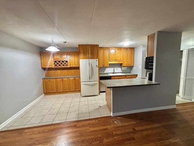 Building Photo - 18 E Old Willow Rd