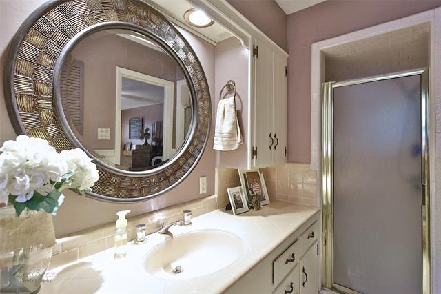 Building Photo - 2132 Sylvan Dr