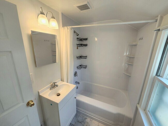 Building Photo - Spacious 4bd apt | Laundry hooks ups | Off street parking