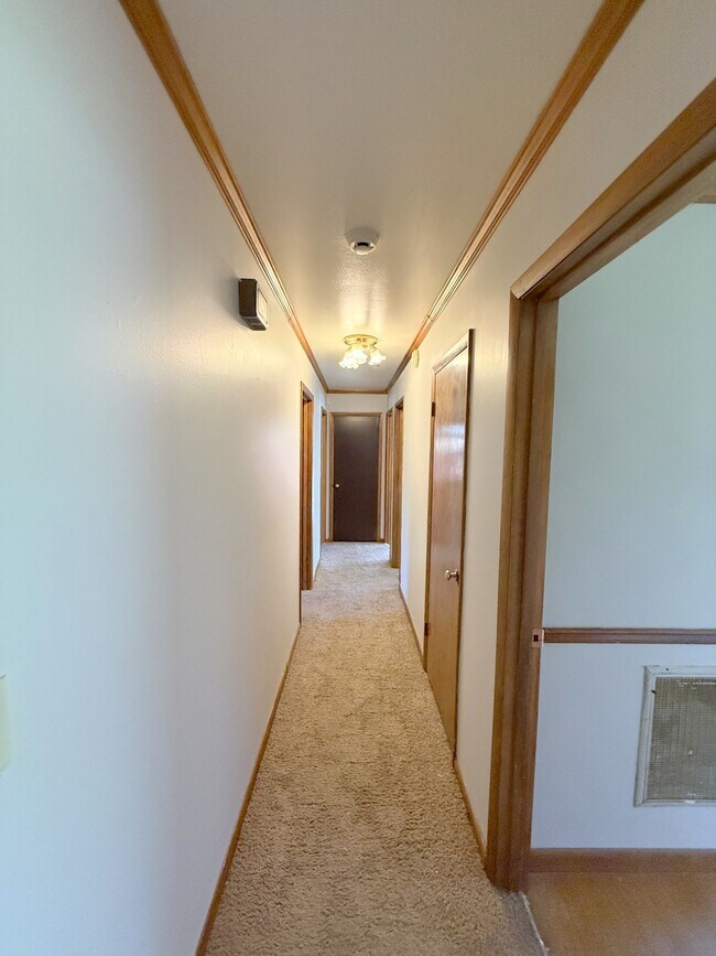 Building Photo - 3811 Lakeview Dr NW