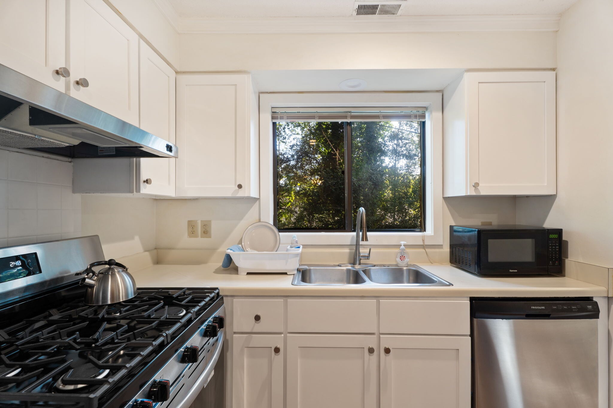 Building Photo - 609 Hillsborough St