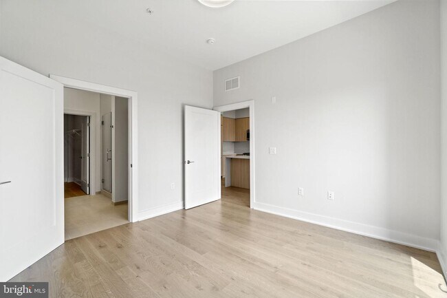 Building Photo - 737 Swann Ave