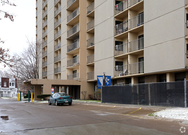 Building Photo - Addison Square