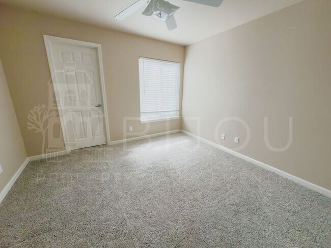 Building Photo - 6925 Ash Creek Heights