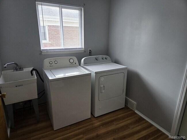 Building Photo - 34660 MacDonald Dr