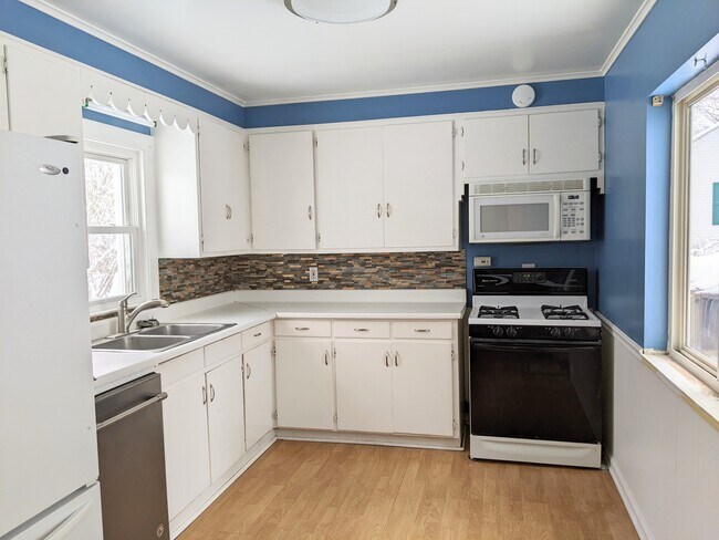 Kitchen - 5 Edgewood Rd