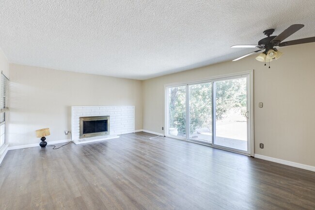 Building Photo - 3 BR 2 BA house Move in  ready