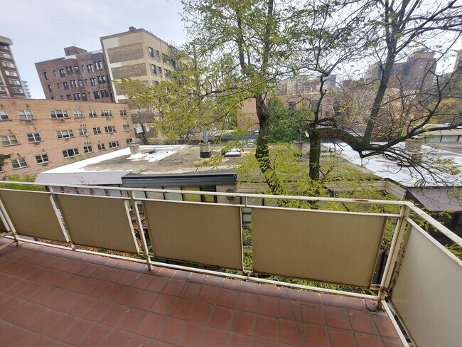 Building Photo - 530 W Barry Ave