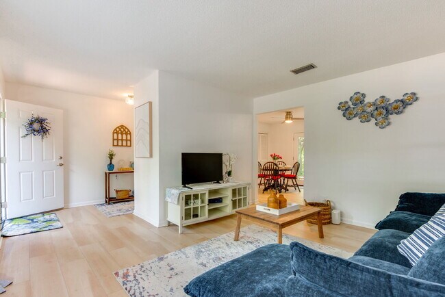 Building Photo - The Munson Retreat, Furnished 3 bed 2 bath near Munson Park