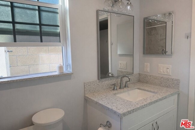 Building Photo - 1337 W Olive Ave