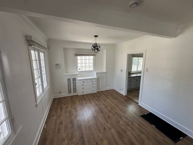 Building Photo - Fairview Heights Bungalow | 2 Bed / 1 Bath | Yard & Parking