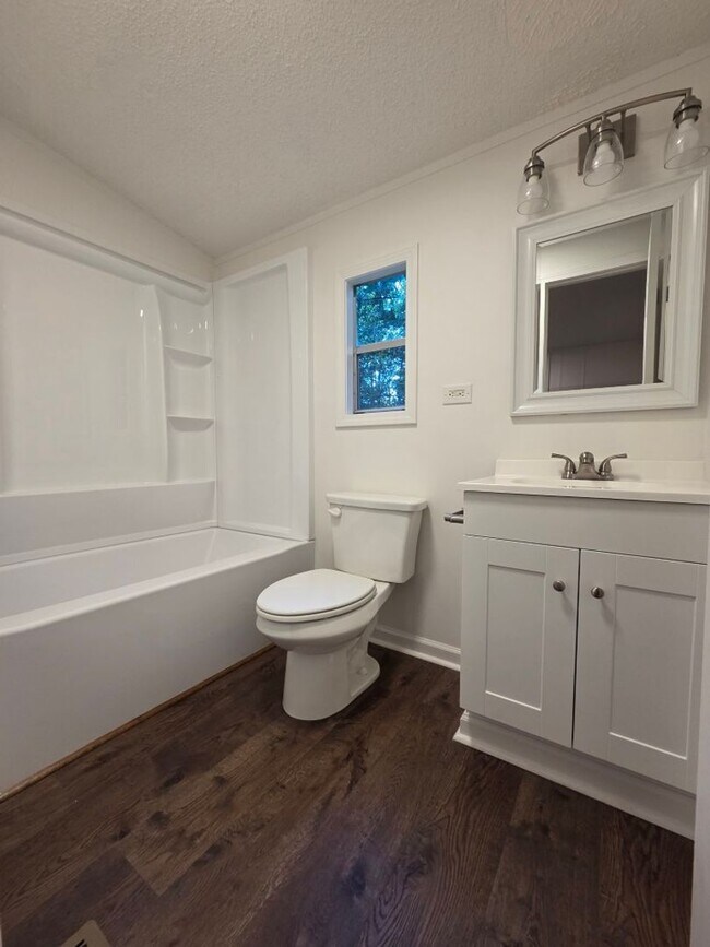 Building Photo - $1,700 - 2 Bedroom / 1 Bath Newly Remodeled Home in the Balsam Community