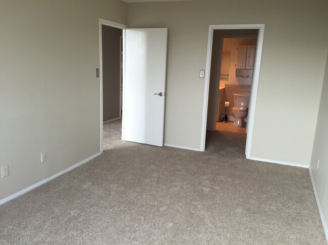 Building Photo - 5225 Pooks Hill Rd