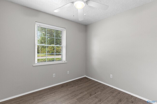Building Photo - 2406 Yorkshire Dr SW