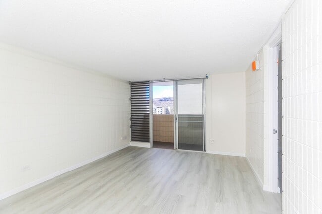 Building Photo - Sunset Lakeview - Fully renovated 3 bedroom, 2 bath on lower floor comes with tandem parking for ...