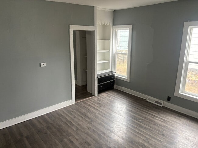 Building Photo - Duplex Apartment in Waterloo, IA