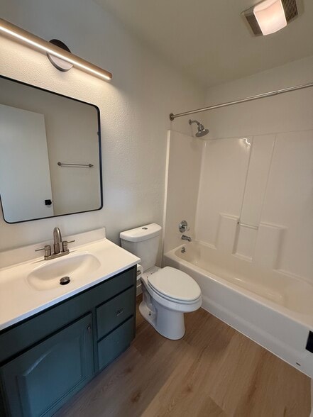 Building Photo - 2412 1/2 Hidden Valley Dr