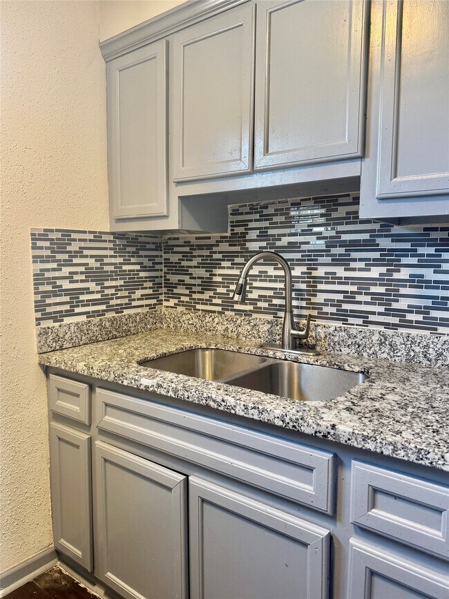 Building Photo - 1005 Spooner St