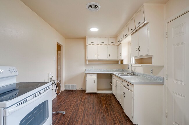 Building Photo - Ready for New Tenants- 3 Bedroom, 1.5 Bath in NRH- Birdville ISD- 76108