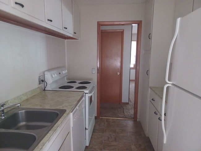 Building Photo - Spacious 3 bedroom / 1 bath home on South side