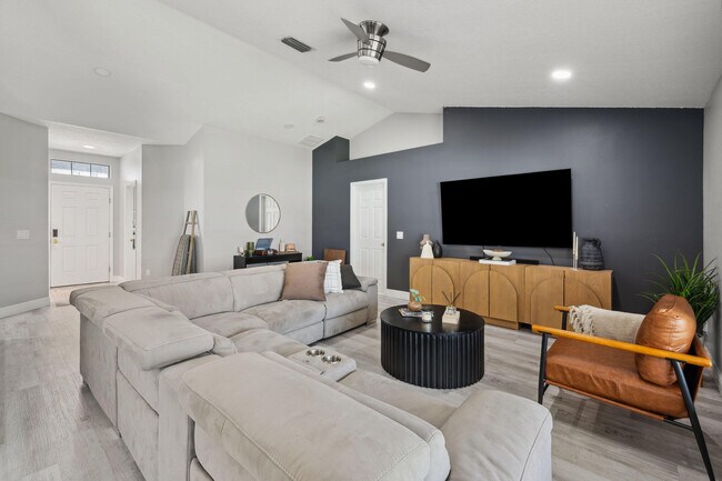 Building Photo - 249 SW Aubudon Ave