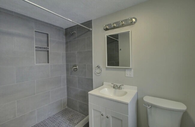 Building Photo - Charming Updated Unit Near Fostoria, Findlay & Carey