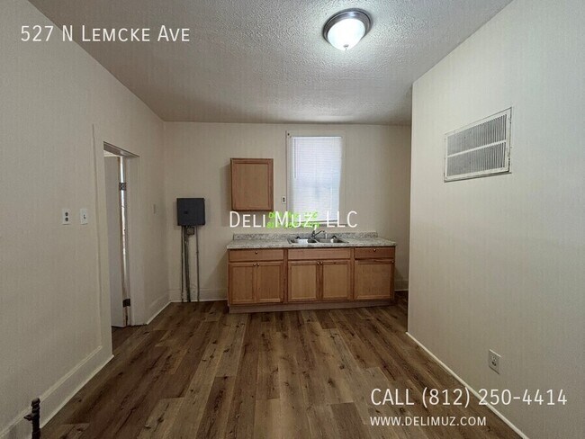 Building Photo - 527 N Lemcke Ave
