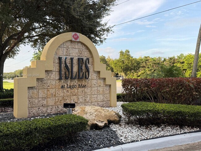 Building Photo - 643 Vista Isles Dr