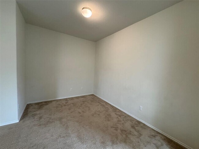 Building Photo - 250 Zuma Dr