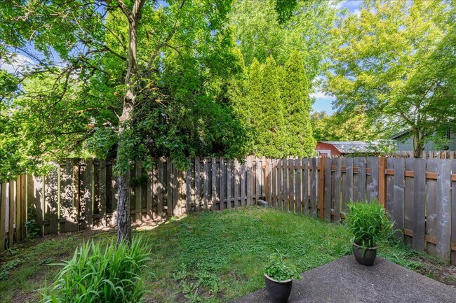 Building Photo - Crisp, Updated Townhome Near Nike & Shopping
