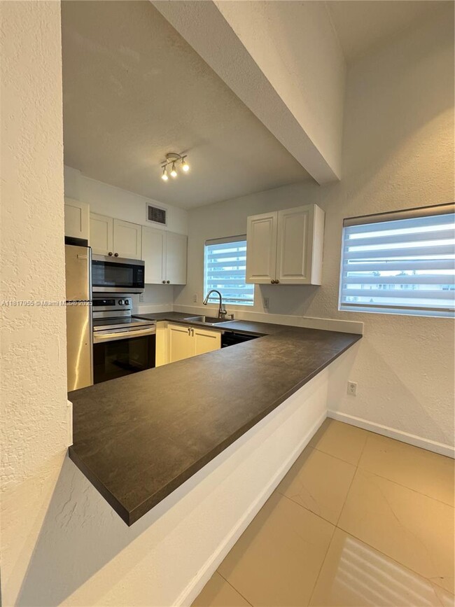 Building Photo - 8035 Crespi Blvd
