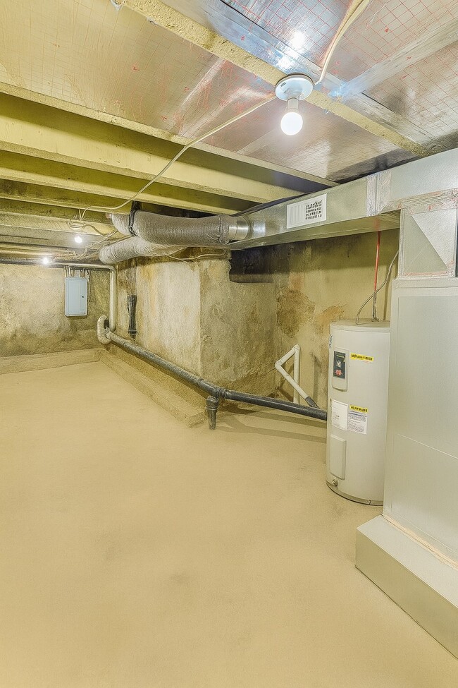 Building Photo - 2072 Pickwick St