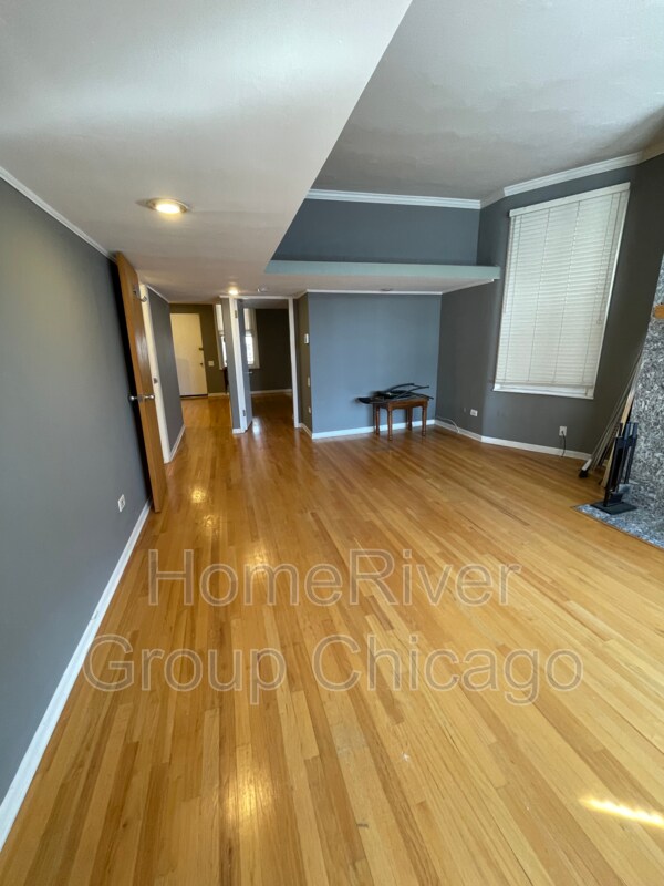 Building Photo - 1039 N La Salle Dr